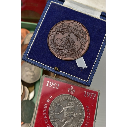 44 - A CARDBOARD TRAY CONTAINING MIXED COINS AND COMMEMORATIVES, to include 4x £5 and several £1 banknote... 