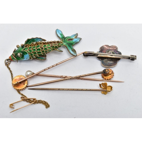 63 - SIX ITEMS OF JEWELLERY, to include an articulated enamel fish, a blue enamel flower bar brooch, a pe... 