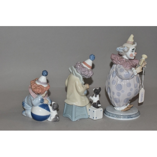 334 - THREE LLADRO CLOWNS, COMPRISING 6938 'The Show Begins' designed by Regino Torrijos, height 19.5cm, 5... 