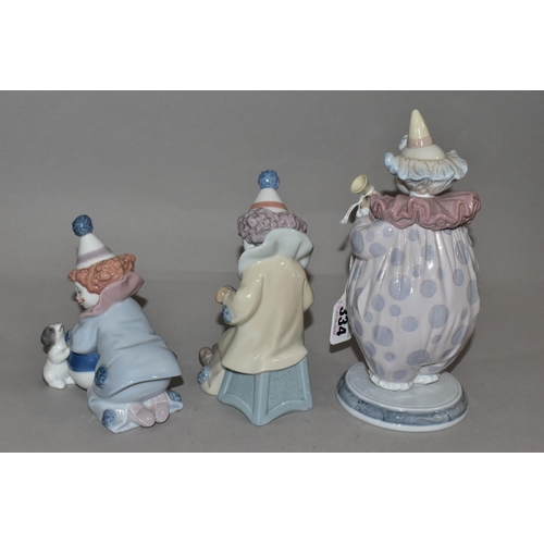 334 - THREE LLADRO CLOWNS, COMPRISING 6938 'The Show Begins' designed by Regino Torrijos, height 19.5cm, 5... 