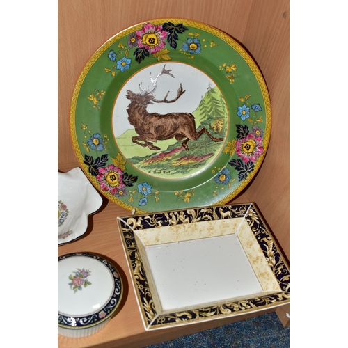 379 - A GROUP OF WEDGWOOD CERAMICS, to include a boxed Jasper Ware Valentine's Day plate 1990 with certifi... 