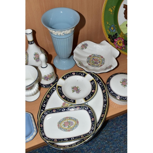 379 - A GROUP OF WEDGWOOD CERAMICS, to include a boxed Jasper Ware Valentine's Day plate 1990 with certifi... 