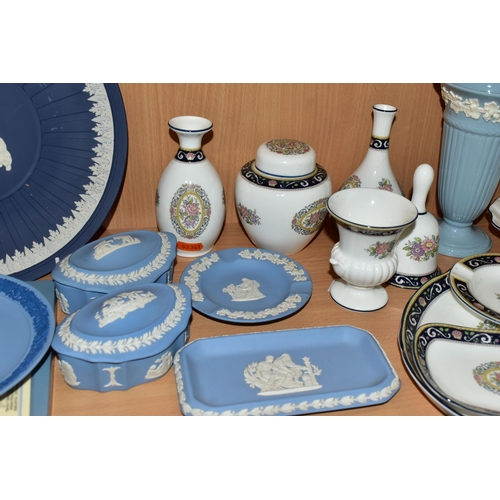 379 - A GROUP OF WEDGWOOD CERAMICS, to include a boxed Jasper Ware Valentine's Day plate 1990 with certifi... 