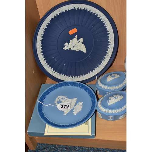 379 - A GROUP OF WEDGWOOD CERAMICS, to include a boxed Jasper Ware Valentine's Day plate 1990 with certifi... 