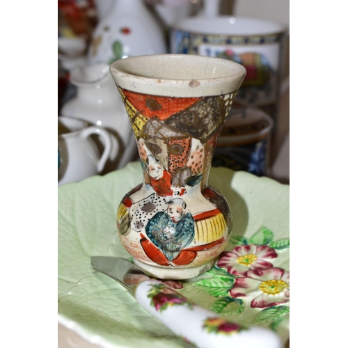 392 - A GROUP OF CERAMICS, to include a Paragon Harry Wheatcroft Six World Famous Roses cream jug in 'Gran... 