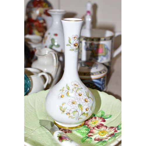 392 - A GROUP OF CERAMICS, to include a Paragon Harry Wheatcroft Six World Famous Roses cream jug in 'Gran... 