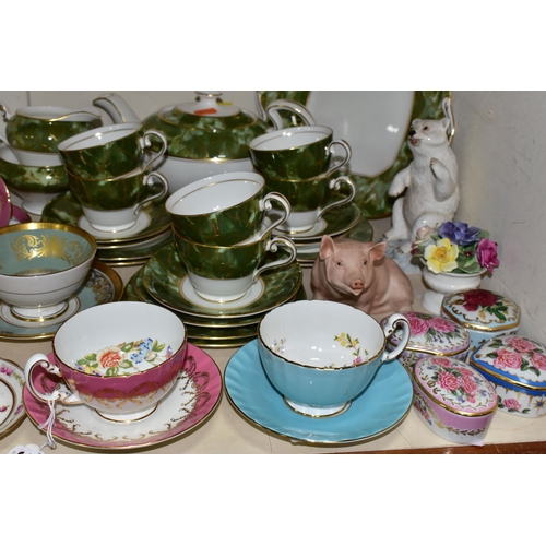 395 - A GROUP OF CERAMICS, to include a twenty two piece Aynsley Onyx Green tea set (some second quality p... 