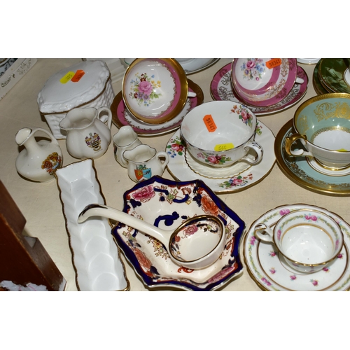 395 - A GROUP OF CERAMICS, to include a twenty two piece Aynsley Onyx Green tea set (some second quality p... 