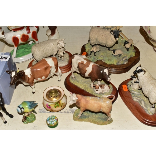 398 - A GROUP OF CERAMICS AND ANIMAL ORNAMENTS, to include a boxed Lladro Flying Dove no 6267, sculptor Jo... 