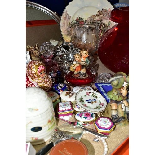 404 - A COLLECTION OF CERAMICS AND GLASSWARE, comprising an oval silver gilt framed mirror, a boxed Banco ... 