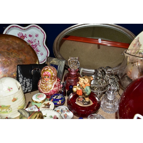 404 - A COLLECTION OF CERAMICS AND GLASSWARE, comprising an oval silver gilt framed mirror, a boxed Banco ... 