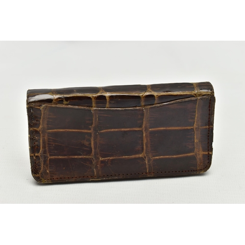 104 - AN EARLY 20TH CENTURY CROCODILE SKIN PURSE, mounted with two 9ct rose gold hard wear corners to the ... 