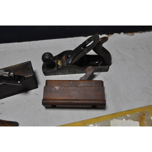 1096 - A L. STARRETT MACHINE LEVEL in bespoke wooden box, a Stanley No 4 1/2 wood plane, a Stanley No78 plo... 