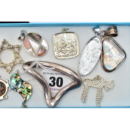 30 - A SELECTION OF SILVER AND WHITE METAL JEWELLERY, to include a white seahorse pendant stamped 925, a ... 