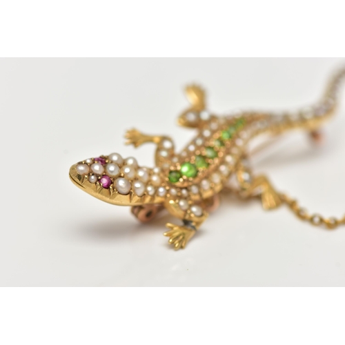 53 - AN EARLY 20TH CENTURY GOLD SALAMANDER BROOCH, set with a row of graduating demaintoid garnets to the... 