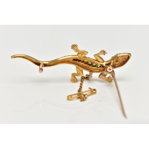 53 - AN EARLY 20TH CENTURY GOLD SALAMANDER BROOCH, set with a row of graduating demaintoid garnets to the... 