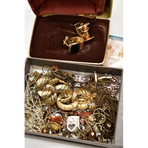 82 - A SELECTION OF 9CT GOLD AND COSTUME JEWELLERY, to include a 9ct yellow gold tie pin with T-bar chain... 