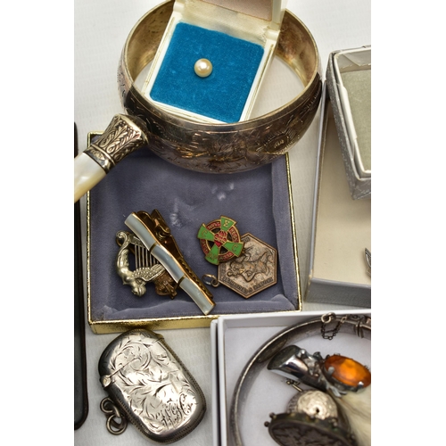 86 - A BOX OF ASSORTED JEWELLERY AND OTHER ITEMS, to include a  rose metal centurian signet ring (a/f), s... 