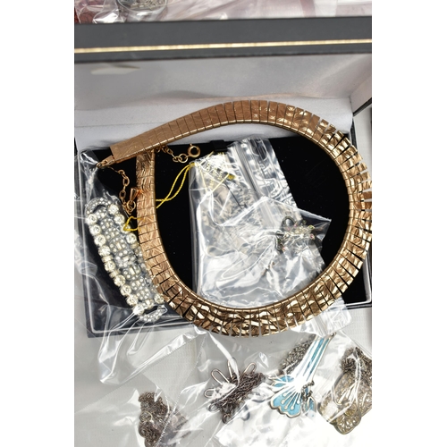 95 - A BOX OF ASSORTED SILVER AND COSTUME JEWELLERY, to include a silver floral detailed oval locket, hal... 