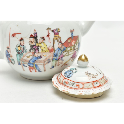 190 - AN 18TH CENTURY CHINESE PORCELAIN BULLET SHAPED TEAPOT, the domed cover with gilt finial, wavy rim a... 