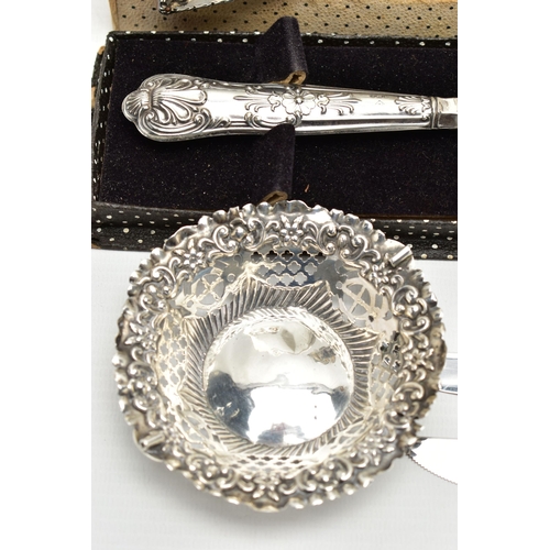 56 - A SMALL PARCEL OF SILVER, including a boxed pie slice with silver Kings pattern handle, unboxed chee... 