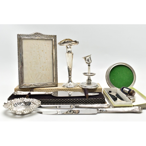 56 - A SMALL PARCEL OF SILVER, including a boxed pie slice with silver Kings pattern handle, unboxed chee... 