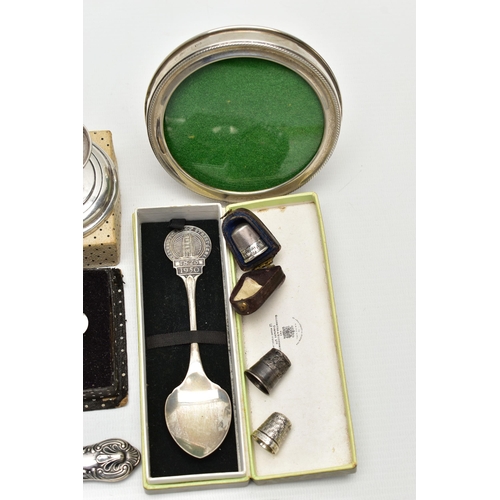 56 - A SMALL PARCEL OF SILVER, including a boxed pie slice with silver Kings pattern handle, unboxed chee... 