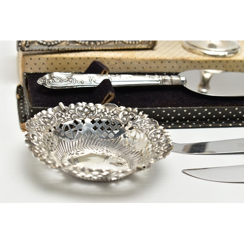 56 - A SMALL PARCEL OF SILVER, including a boxed pie slice with silver Kings pattern handle, unboxed chee... 