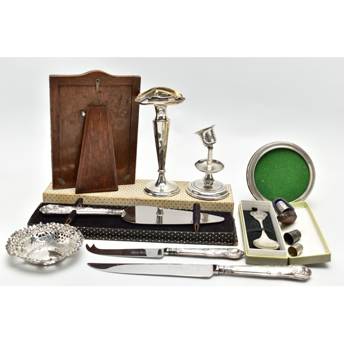 56 - A SMALL PARCEL OF SILVER, including a boxed pie slice with silver Kings pattern handle, unboxed chee... 