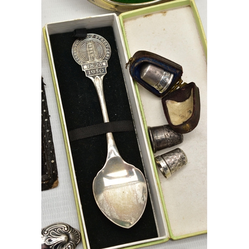 56 - A SMALL PARCEL OF SILVER, including a boxed pie slice with silver Kings pattern handle, unboxed chee... 