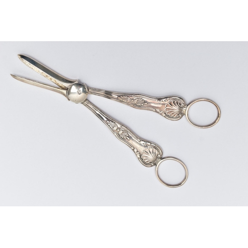 107 - A PAIR OF EDWARDIAN SILVER KINGS PATTERN GRAPE SCISSORS, makers A Beardshaw & Co, Sheffield 1901, 3.... 