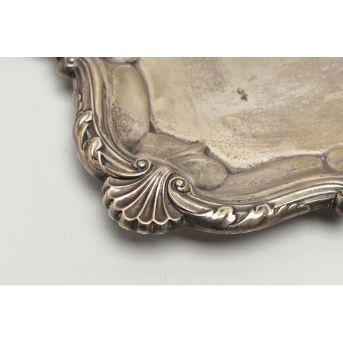 76 - AN EDWARDIAN SILVER TWIN HANDLED TRAY OF RECTANGULAR FORM WITH PIE CRUST AND SHELL RIMS, plain surfa... 