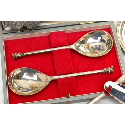 90 - AN ASSORTMENT OF SILVER AND WHITE METAL ITEMS, to include a cased pair of Elizabeth II replicas of T... 