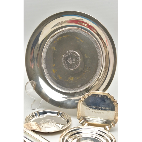 90 - AN ASSORTMENT OF SILVER AND WHITE METAL ITEMS, to include a cased pair of Elizabeth II replicas of T... 