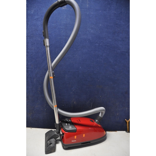 1066 - A MIELE S716 VACUUM CLEANER cat and dog TT model (PAT pass and working)