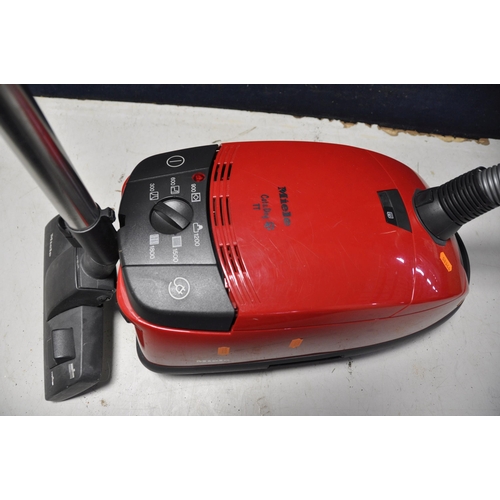 1066 - A MIELE S716 VACUUM CLEANER cat and dog TT model (PAT pass and working)