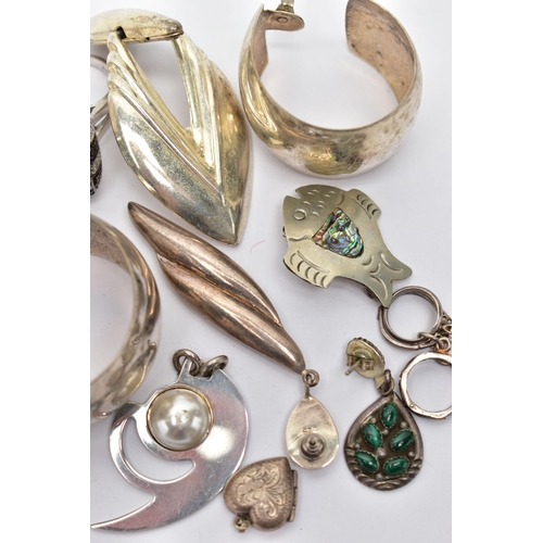 49 - AN ASSORTMENT OF WHITE METAL JEWELLERY,  to include a large dress ring with a checker board design, ... 