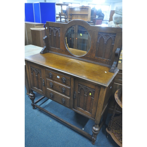 1289 - AN EARLY TO MID 20TH CENTURY OAK MIRRORBACK SIDEBOARD, with a circular mirror back, on a base with t... 