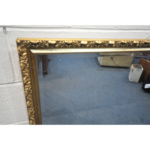 1290 - A LARGE GILT FRAMED BEVELLED EDGE WALL MIRROR, 127cm x 99cm