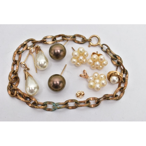 32 - AN ASSORTMENT OF YELLOW METAL JEWELLERY, to include a floral cultured pearl pendant and stud earring... 