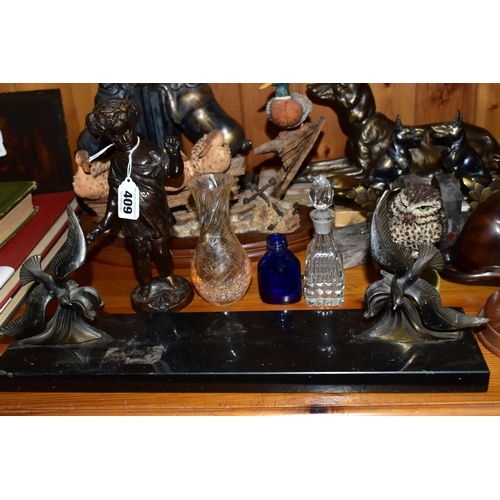 409 - A COLLECTION OF METAL ORNAMENTS AND BOOKENDS, comprising a pair of British Bulldog bookends, three 1... 