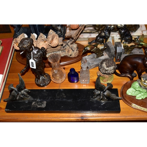 409 - A COLLECTION OF METAL ORNAMENTS AND BOOKENDS, comprising a pair of British Bulldog bookends, three 1... 