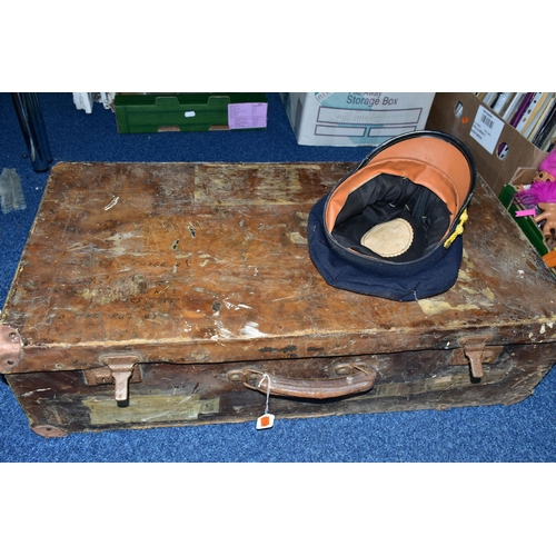 429 - A BOX AND LOOSE RAILWAY? ITEMS ETC, comprising a J&R Oldfields Dependence lamp lacking internal fitt... 