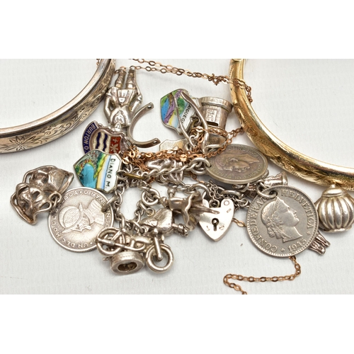 65 - A SELECTION OF SILVER AND COSTUME JEWELLERY, to include a silver hinged bangle, decorated with a flo... 