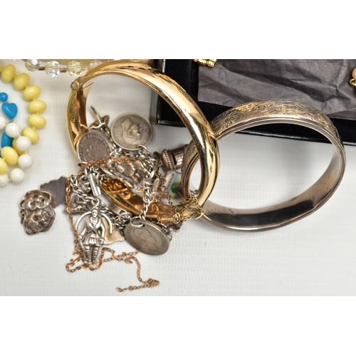 65 - A SELECTION OF SILVER AND COSTUME JEWELLERY, to include a silver hinged bangle, decorated with a flo... 