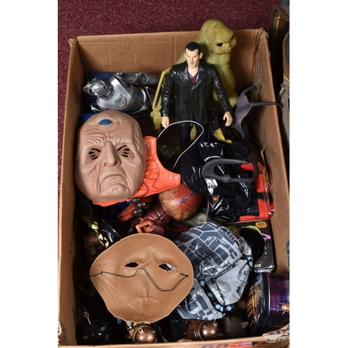 71 - A COLLECTION OF MODERN DOCTOR WHO COLLECTABLES, to include battery operated remote control models (n... 