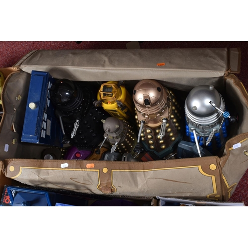 71 - A COLLECTION OF MODERN DOCTOR WHO COLLECTABLES, to include battery operated remote control models (n... 