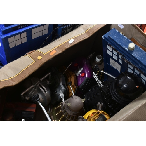 71 - A COLLECTION OF MODERN DOCTOR WHO COLLECTABLES, to include battery operated remote control models (n... 