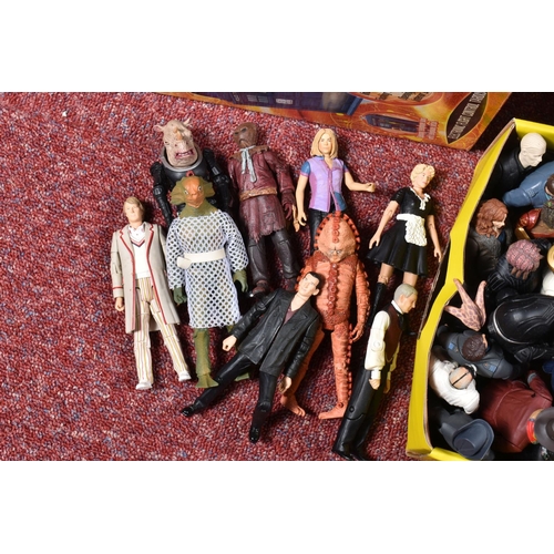 71 - A COLLECTION OF MODERN DOCTOR WHO COLLECTABLES, to include battery operated remote control models (n... 