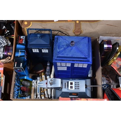 71 - A COLLECTION OF MODERN DOCTOR WHO COLLECTABLES, to include battery operated remote control models (n... 